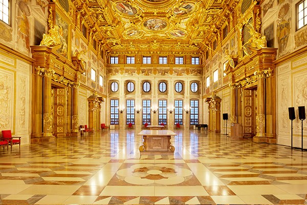 Goldene Skulptur neben Fensterseite